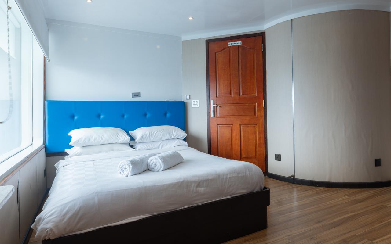 Double cabin with a queen bed